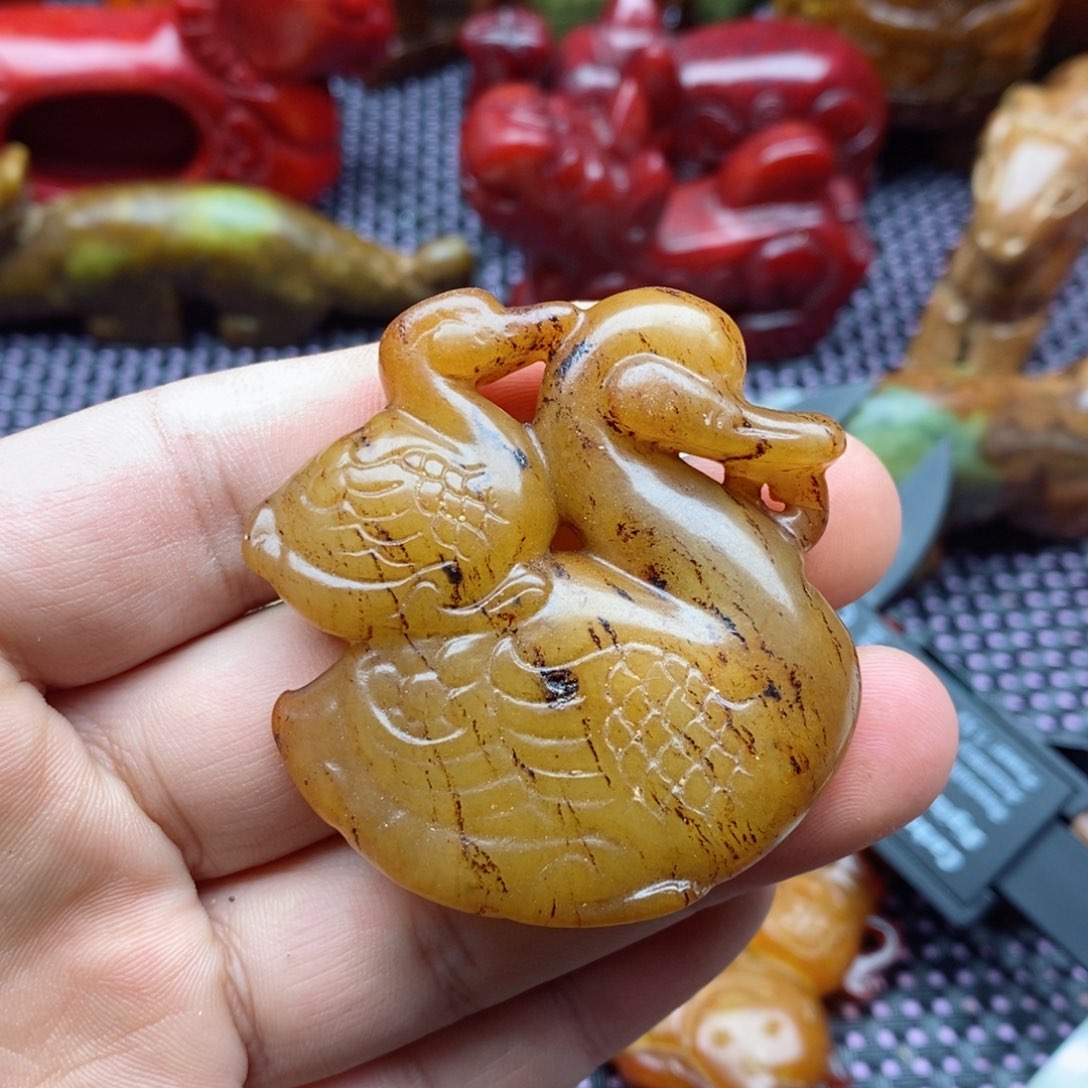 蛇纹石玉颈饰未镶嵌