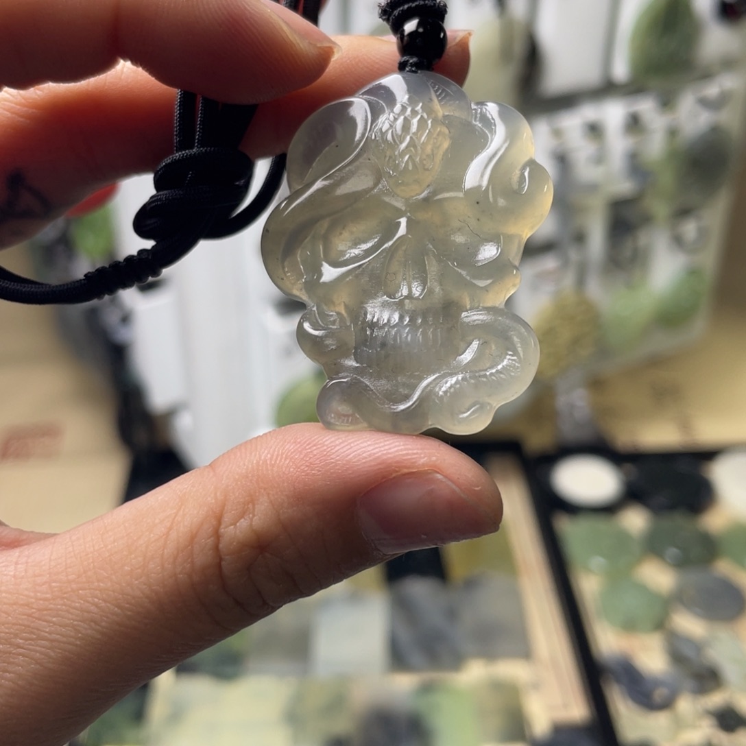 岫玉颈饰未镶嵌骷髅蛇