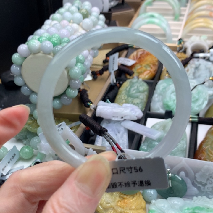 翡翠手镯未镶嵌吊坠