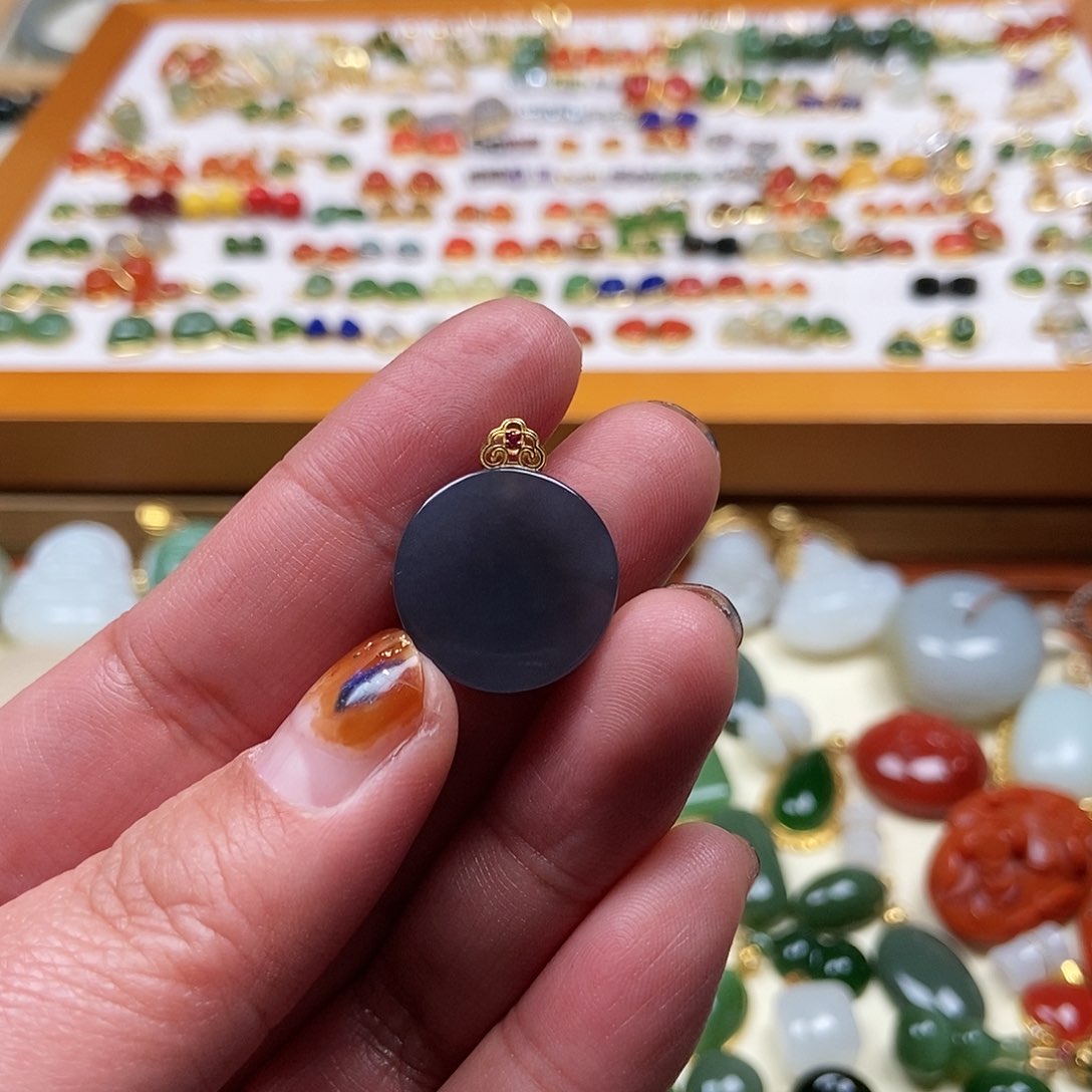 和田玉吊坠18K金镶嵌