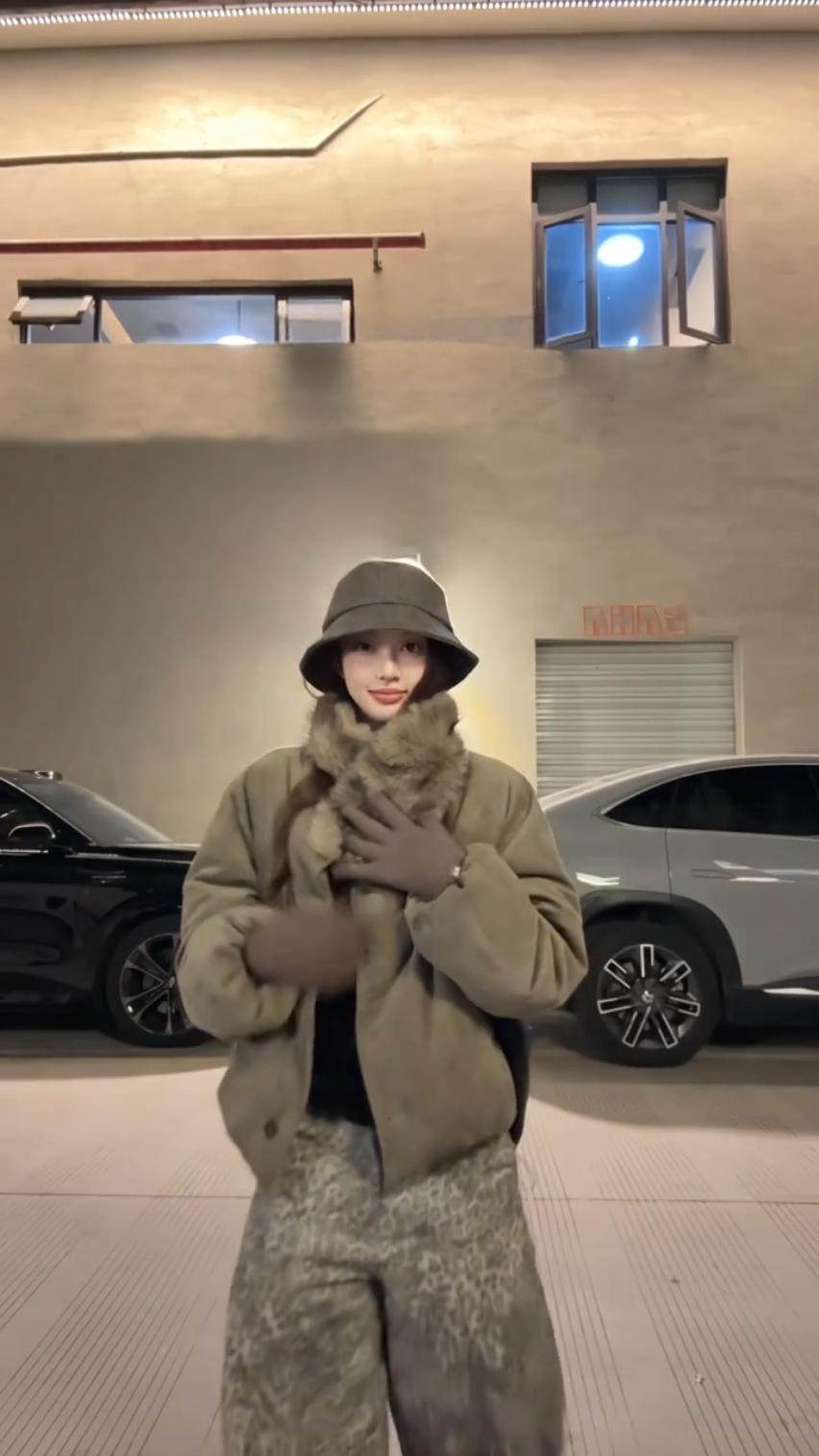 【复古密码】冬季新款休闲时尚宽松麂皮带毛领围巾棉服纽扣休闲外套