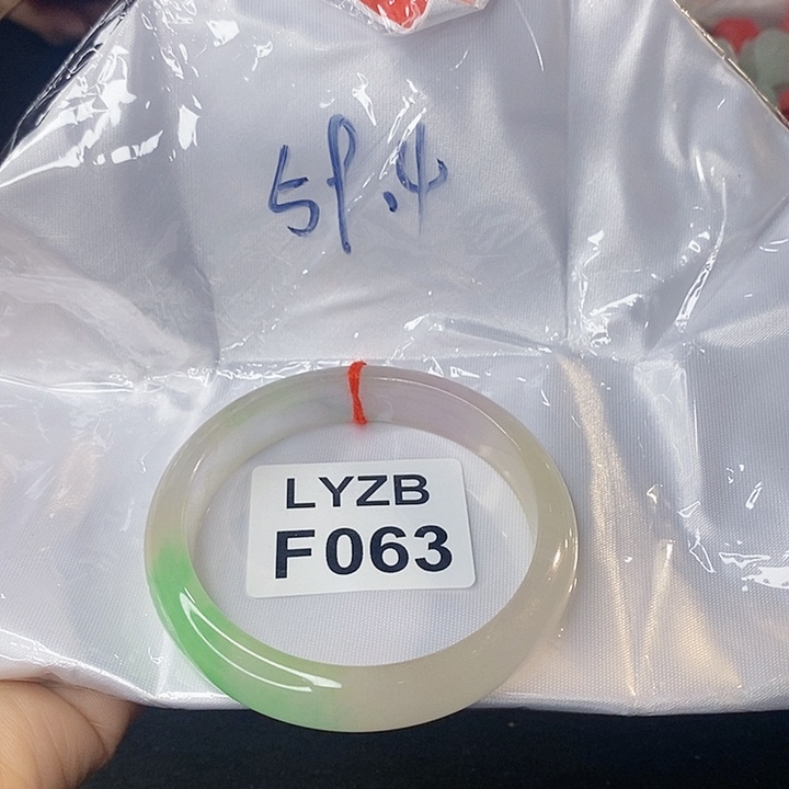 翡翠手镯未镶嵌吉**爹