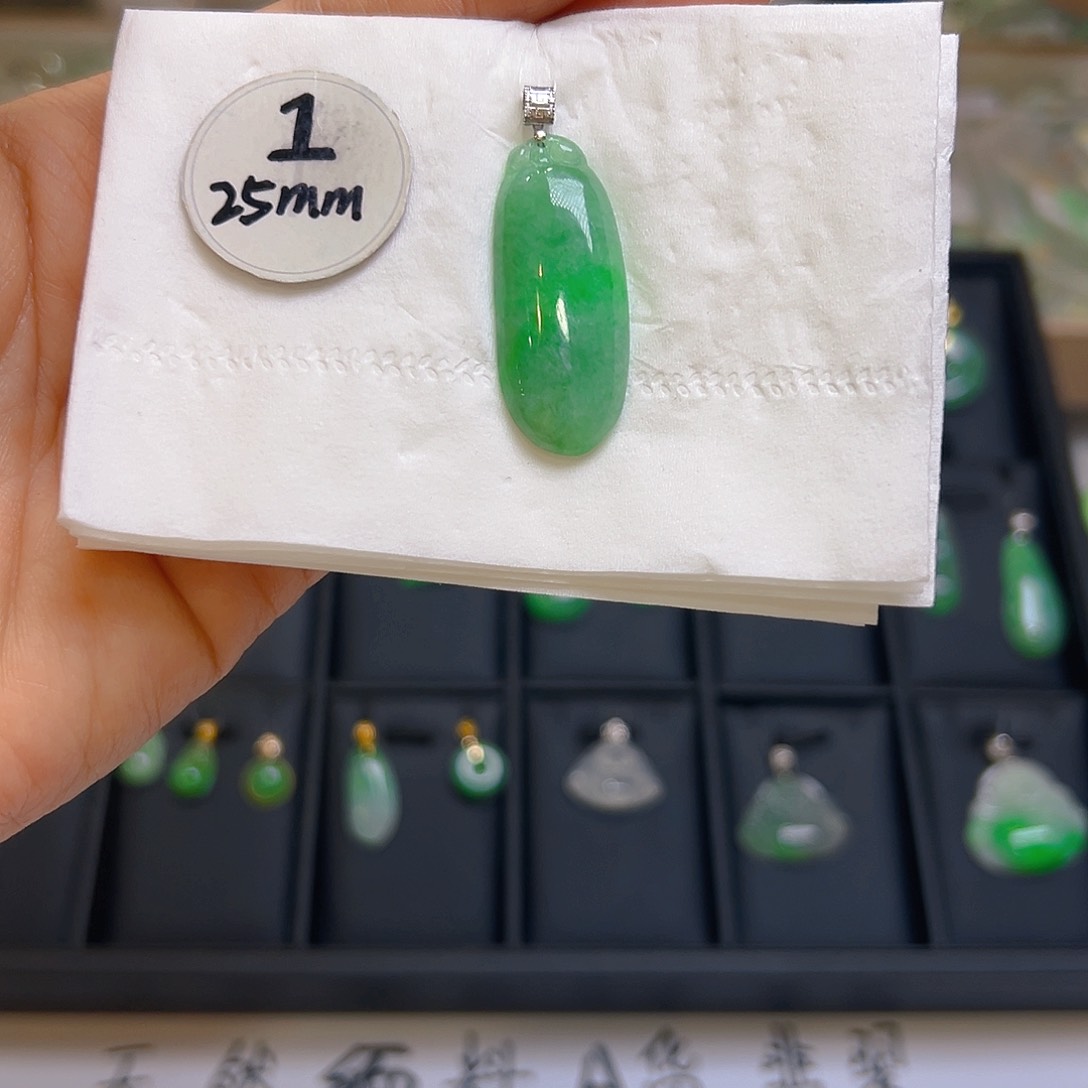 翡翠颈饰18K金镶嵌翡翠