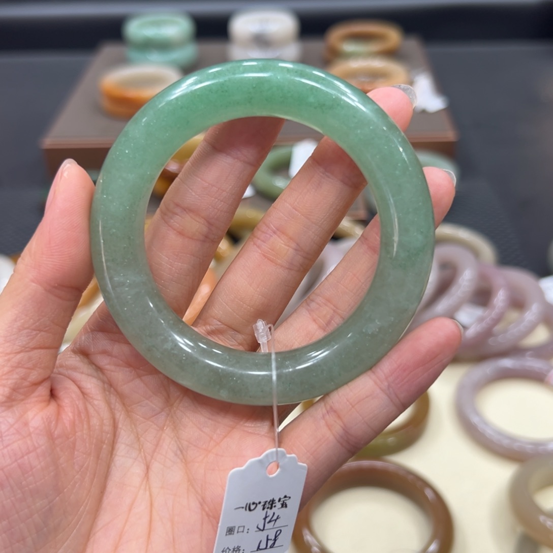 石英质玉手镯未镶嵌牛***后