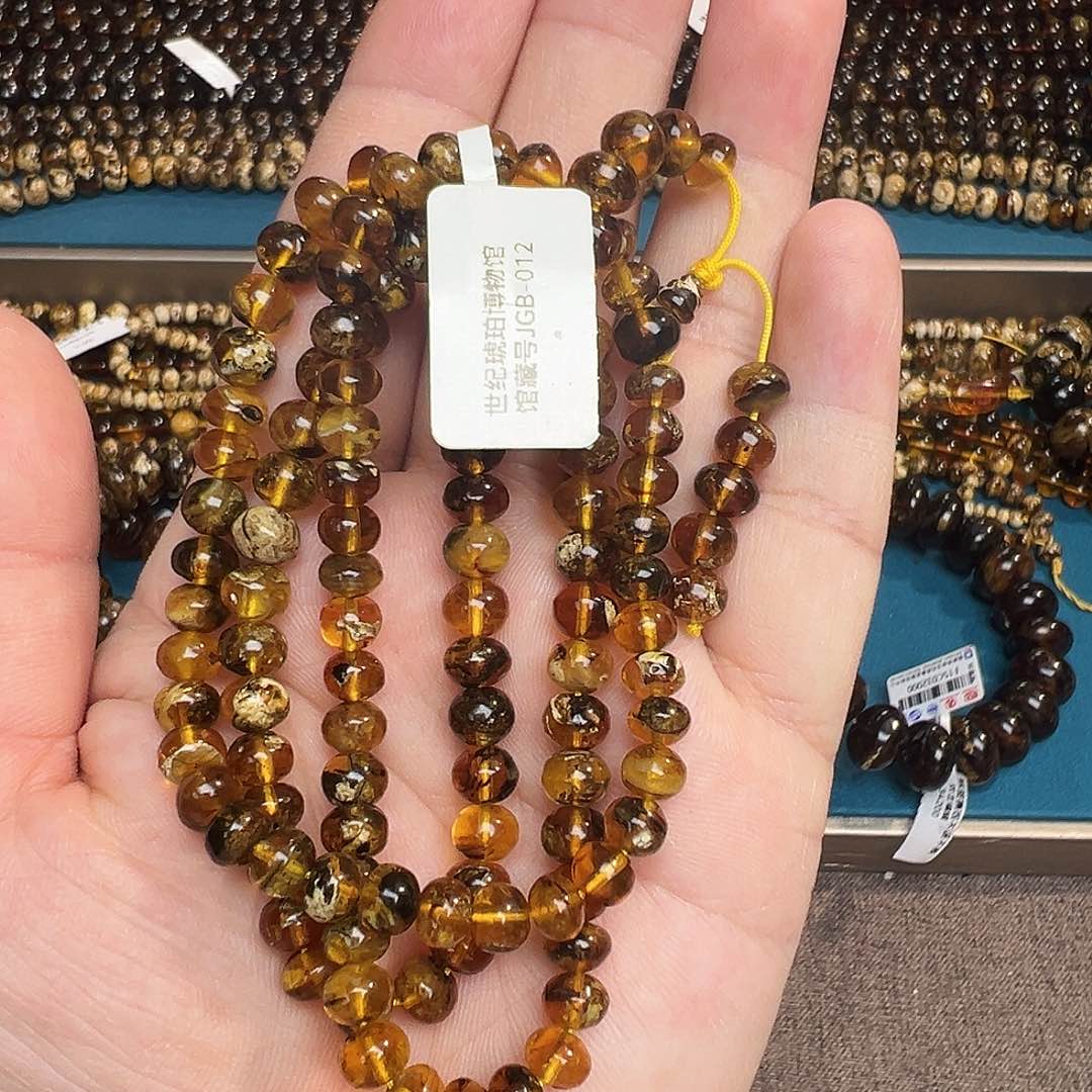 琥珀颈饰未镶嵌抚顺