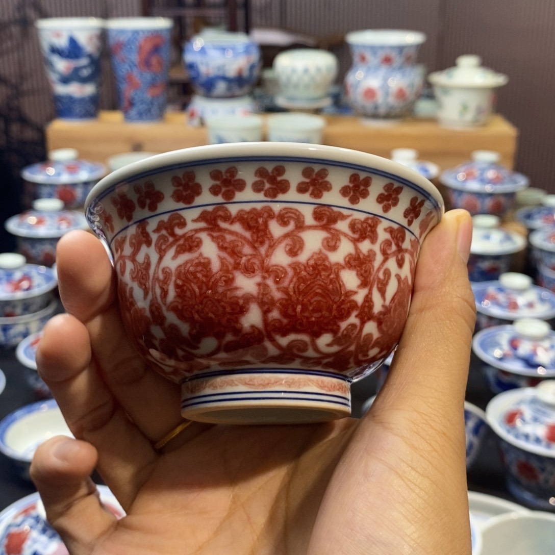 微瑕缠枝莲釉里红压手杯原矿