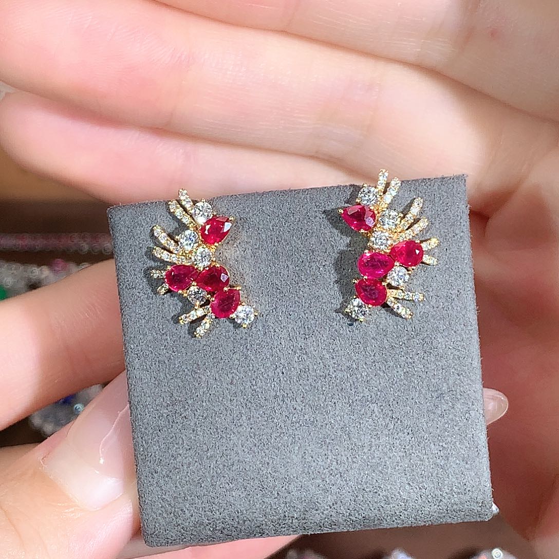 耳饰红宝石18K金镶嵌1.68ct/天然宝石/七天无理由