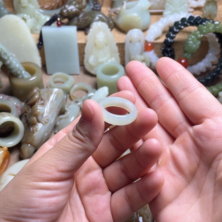 和田玉未镶嵌颈饰￥****》