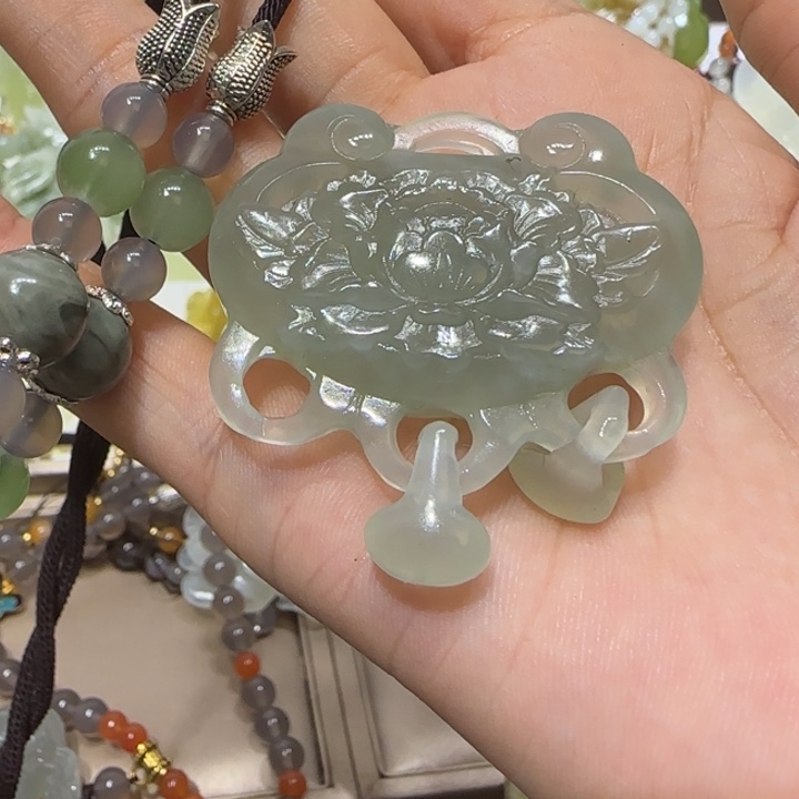 蛇纹石玉吊坠未镶嵌