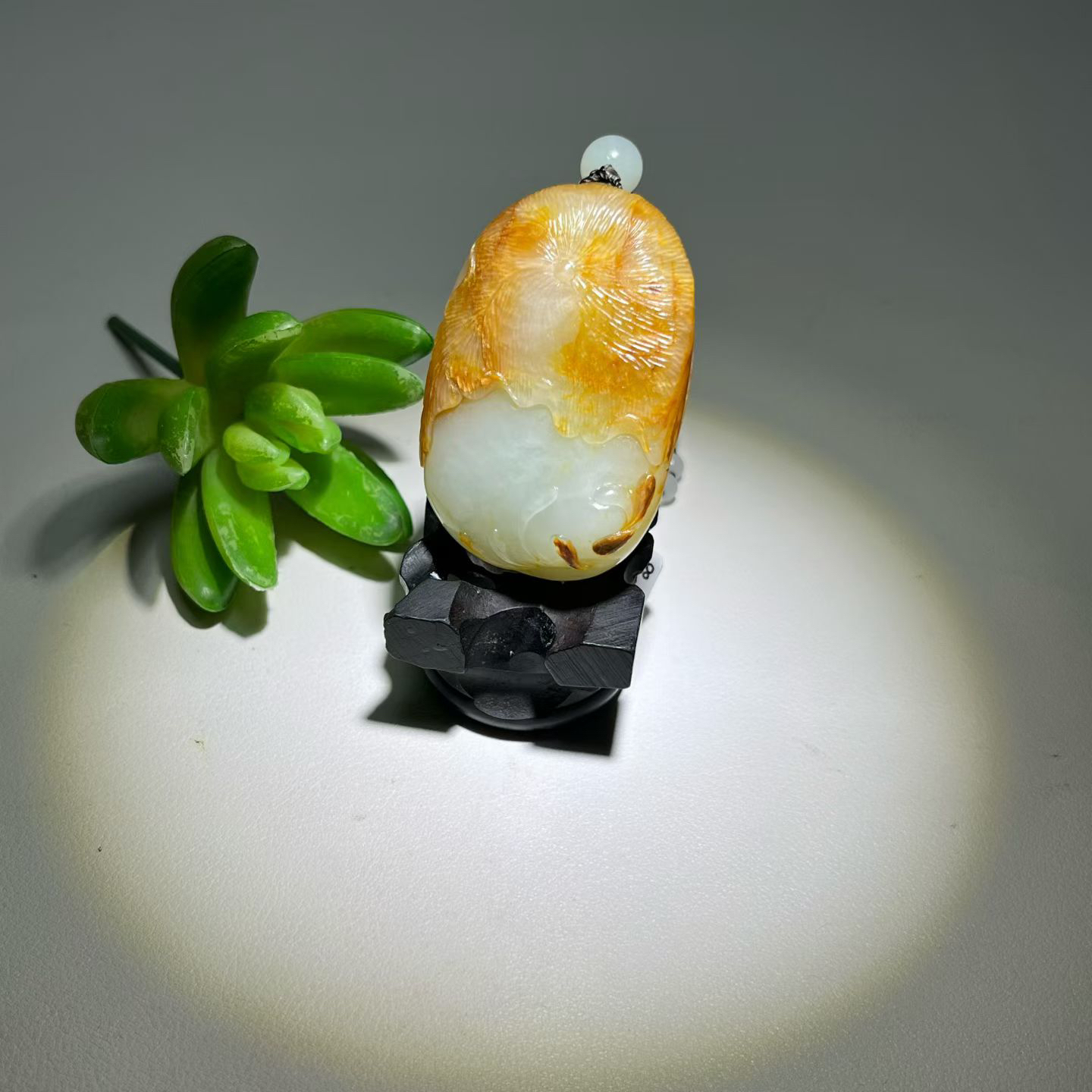 新疆和田玉籽料《莲莲有鱼》吊坠尺寸56*37*18*59克