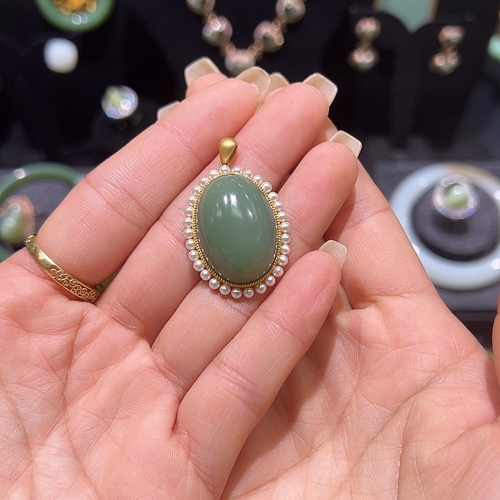 和田玉18K金镶嵌颈饰