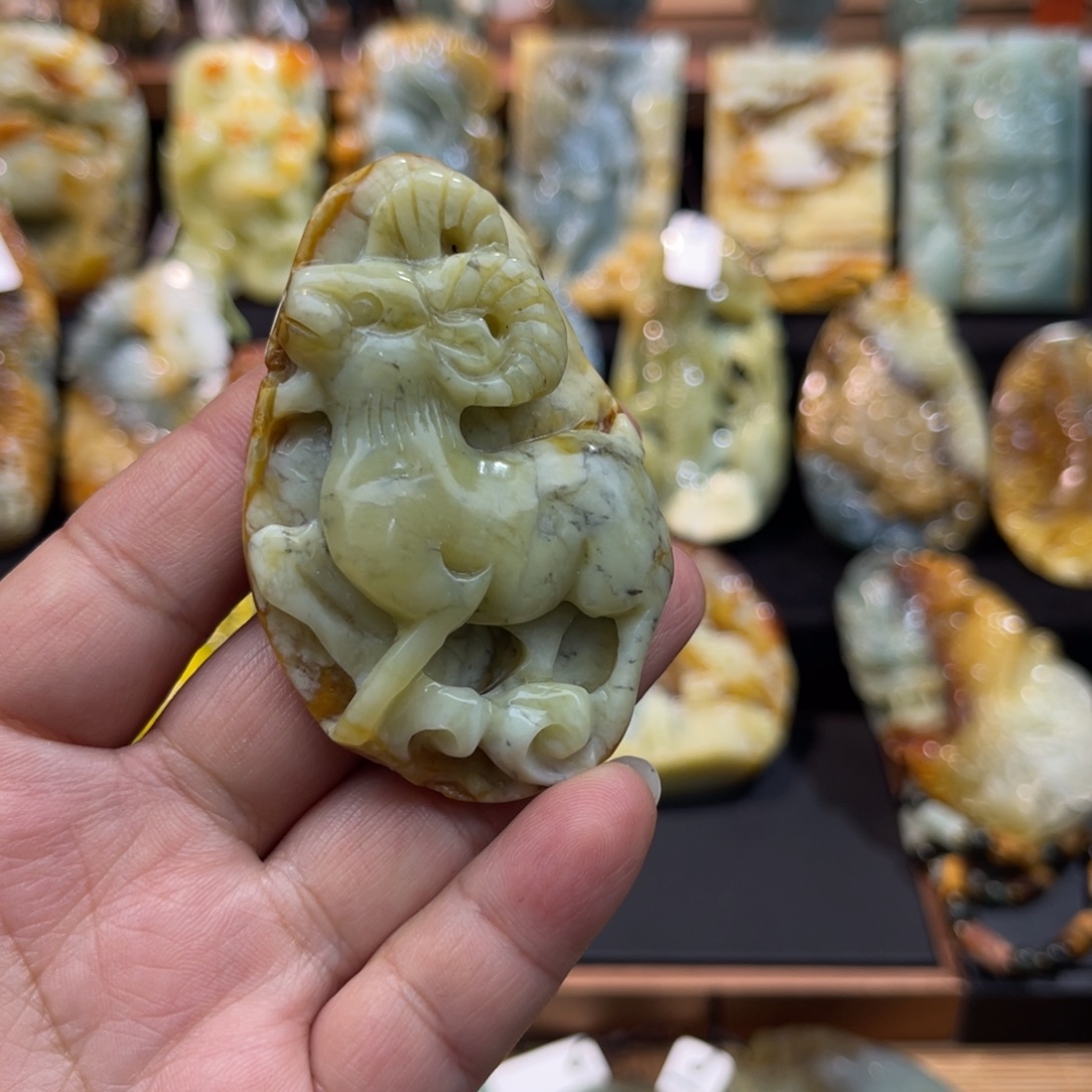 蛇纹石玉未镶嵌颈饰