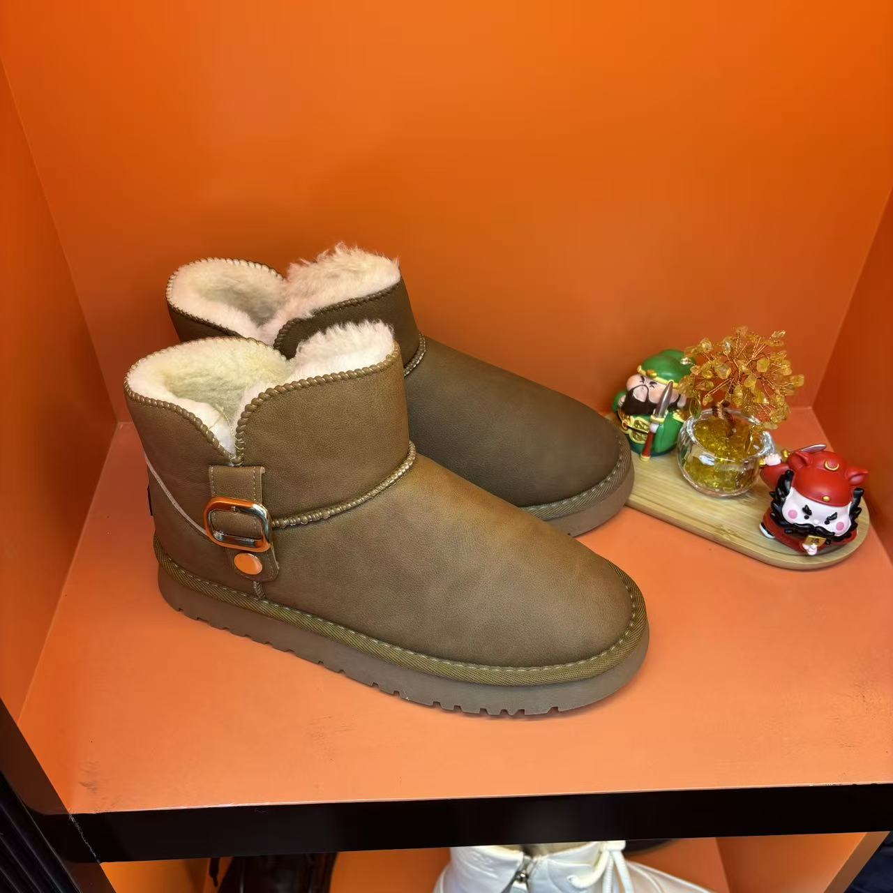 雪地靴女2025冬季新款加绒加厚保暖厚底金属扣网红短靴子2028