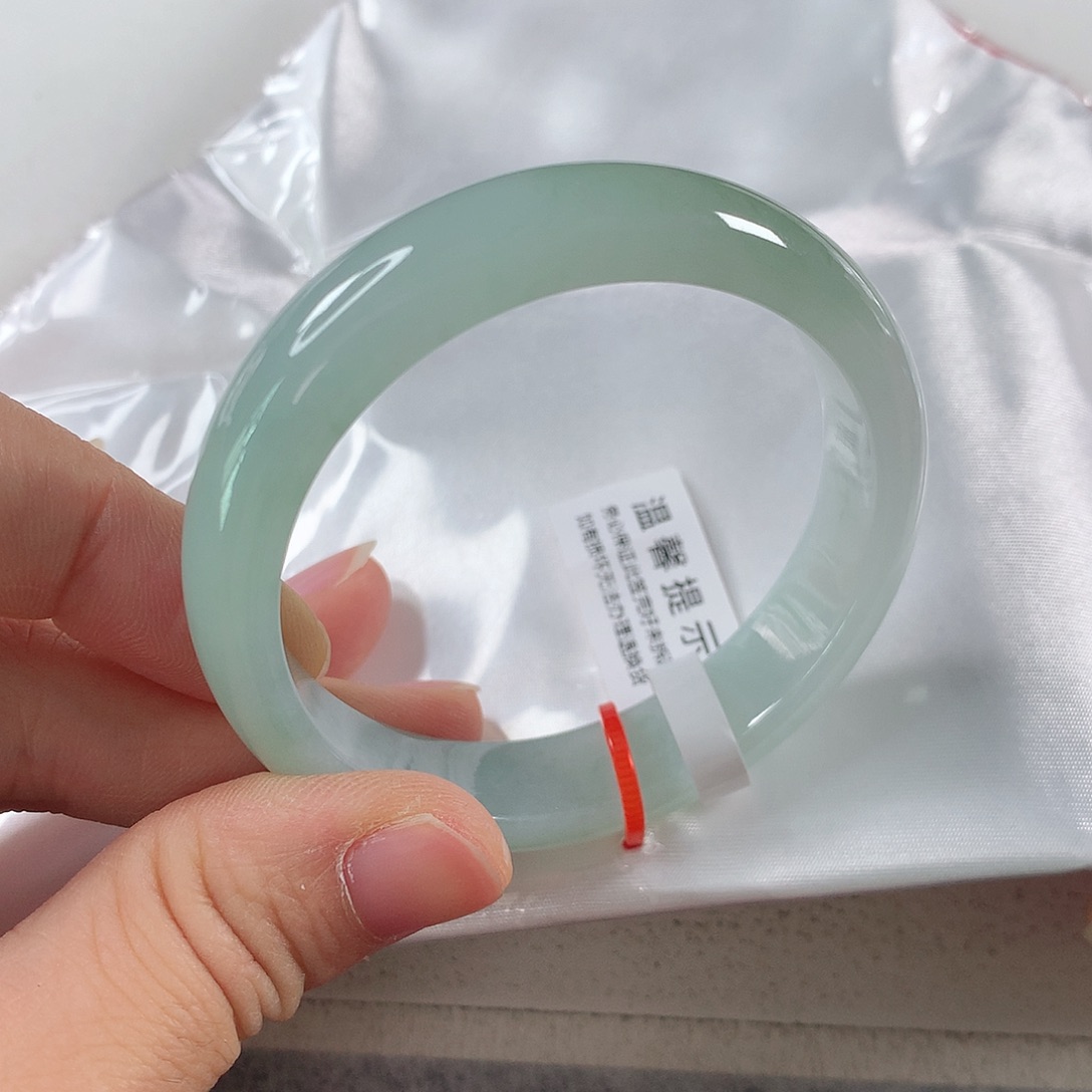 翡翠手镯未镶嵌一**?