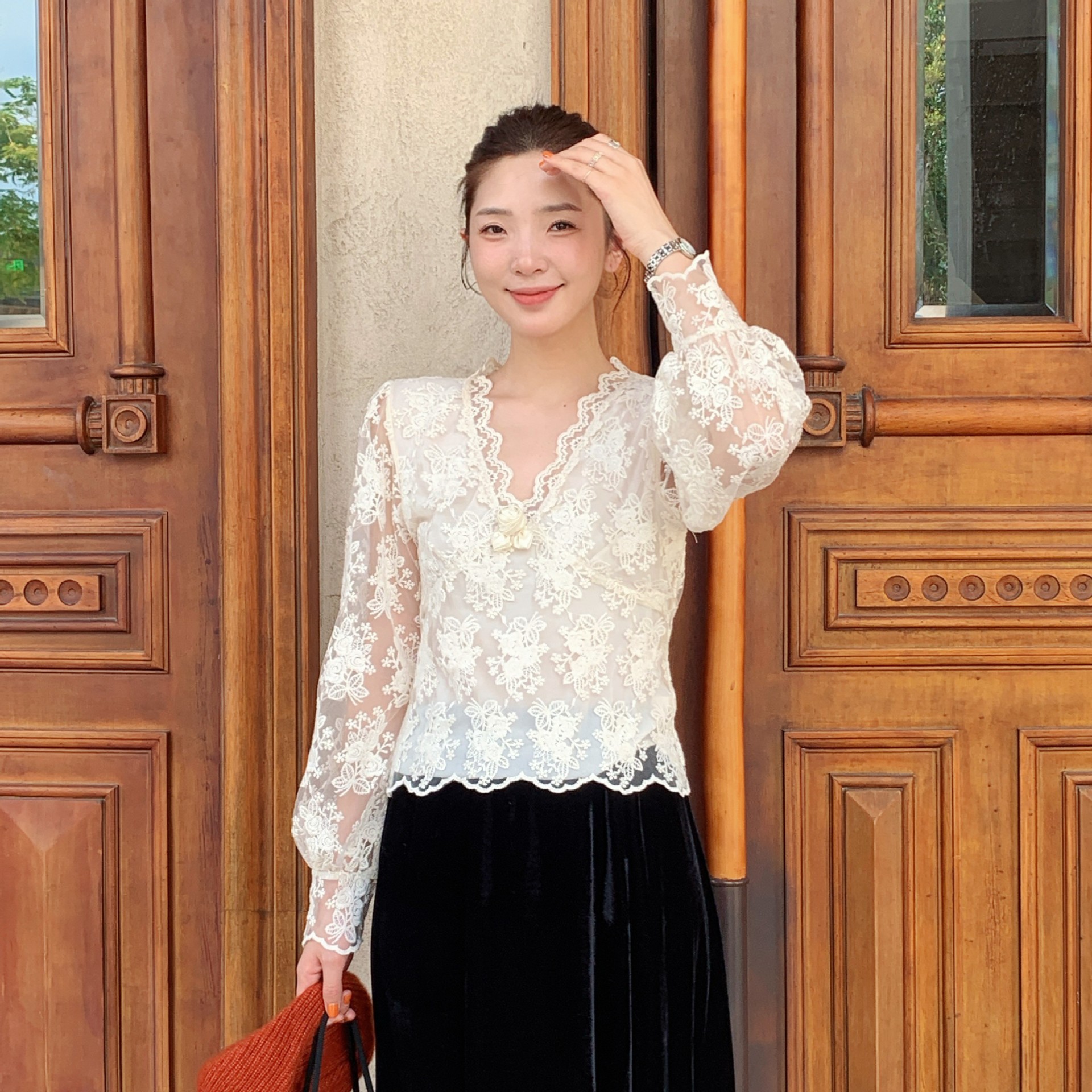 【诠释】NEWOPEN25冬法式重工轻奢洋气绣花v领长袖蕾丝衫女F6988