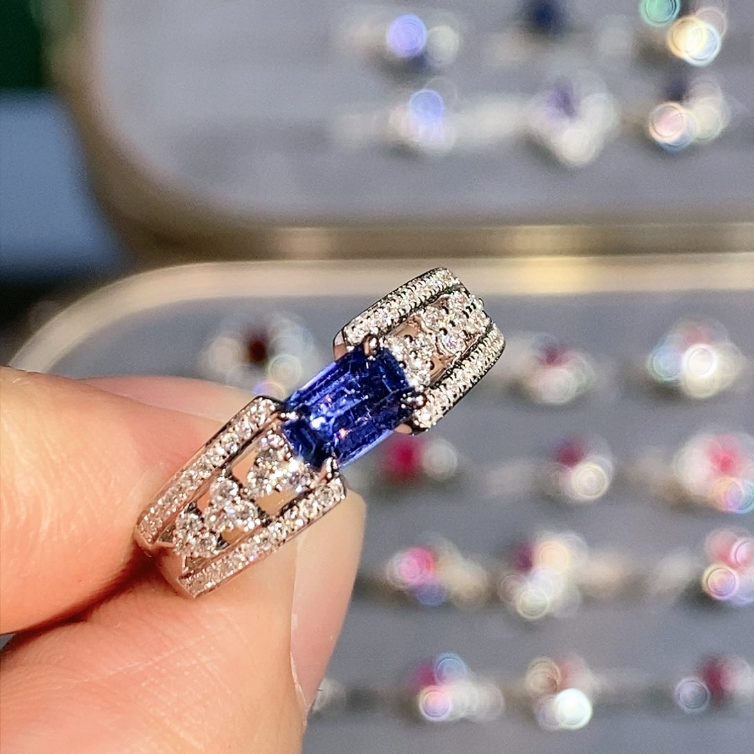 蓝宝石戒指18K金镶嵌0.67ct