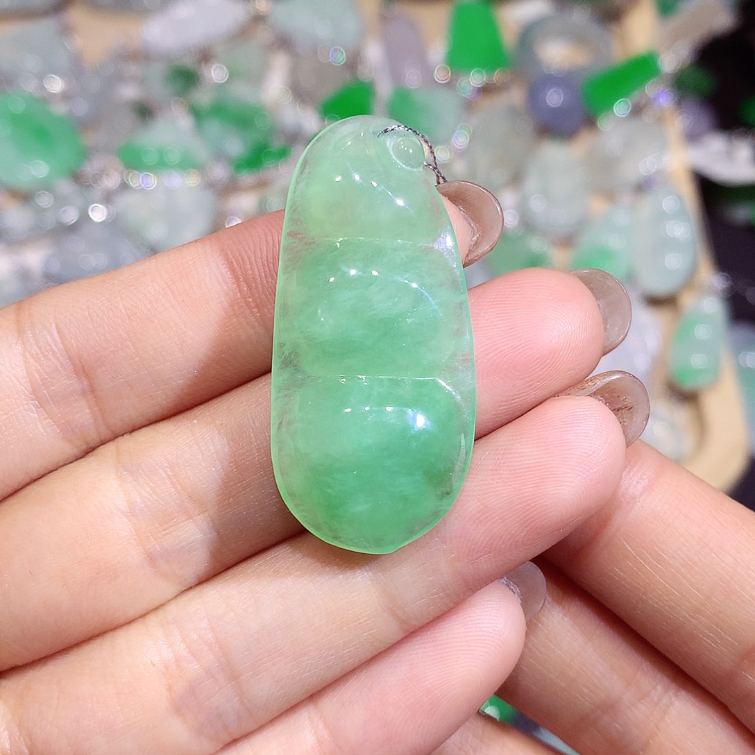 翡翠未镶嵌颈饰豆