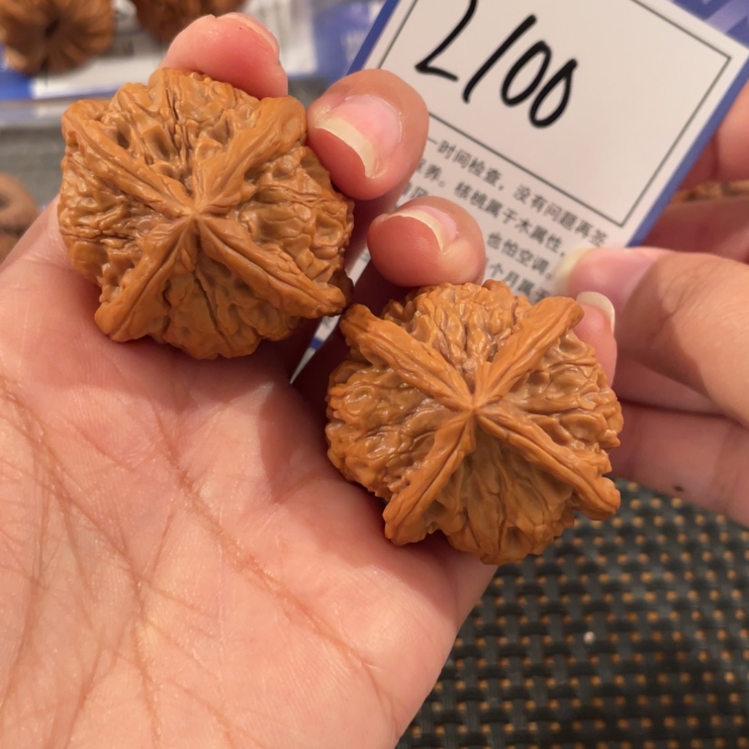A***w文玩核桃把件L100 玉玺四棱 42 37
