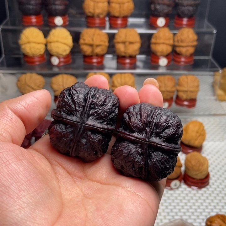 文玩核桃把件四棱地闷30