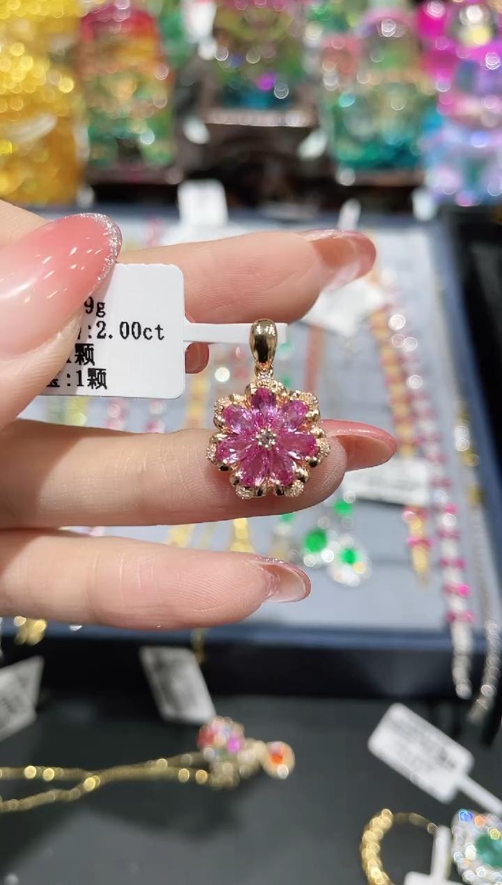 18K金镶嵌彩色蓝宝石吊坠花朵款