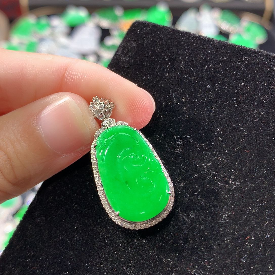 翡翠18K金镶嵌颈饰