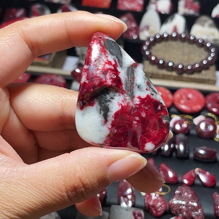 天然辰砂原石晶体吊坠