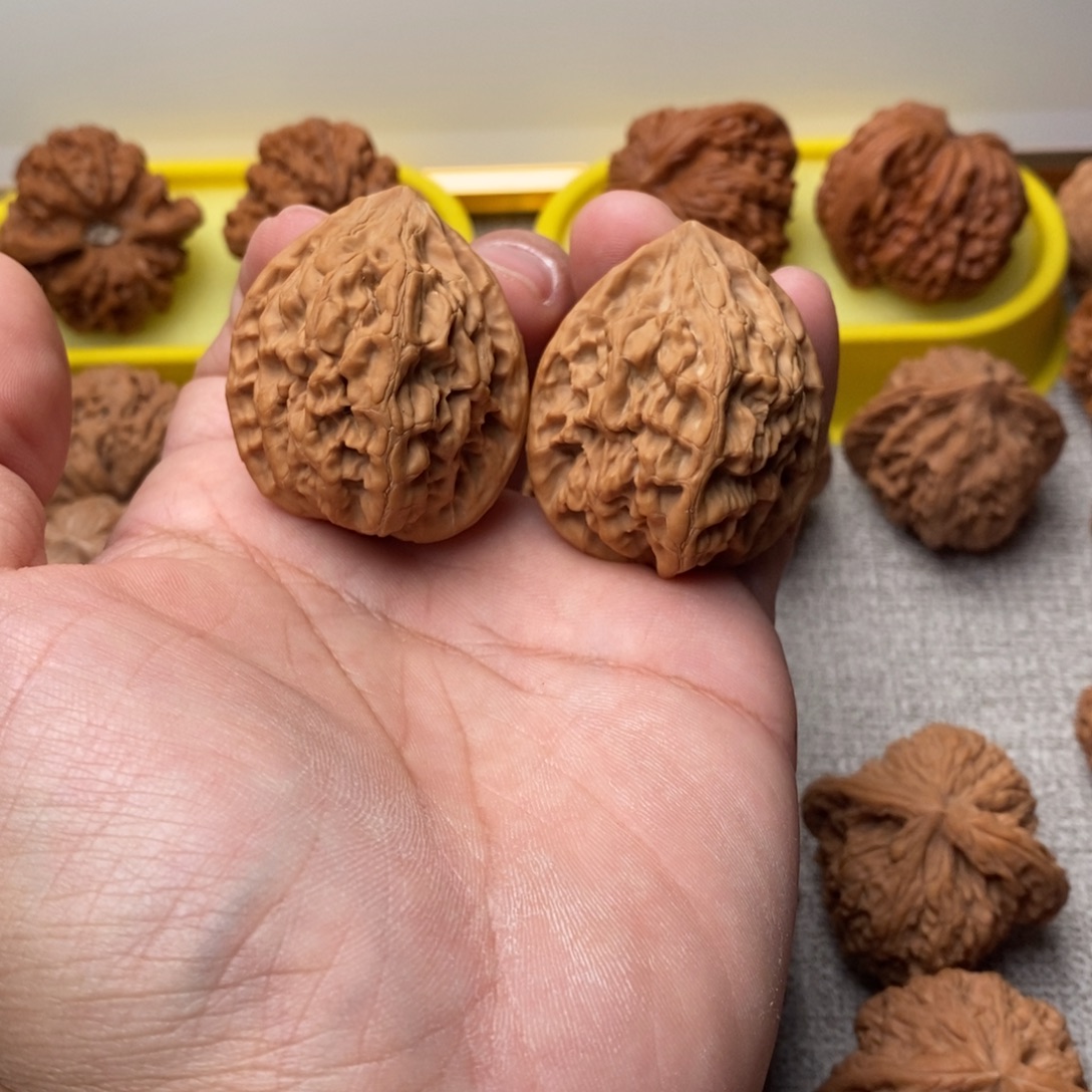 王***我文玩核桃吊坠十三陵鸡心