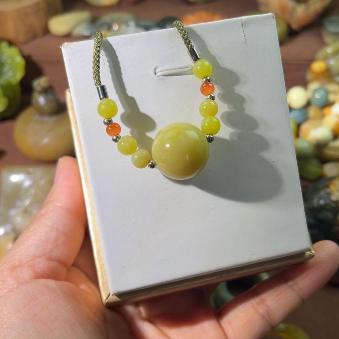 蛇纹石玉未镶嵌颈饰