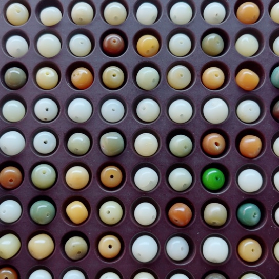 白玉菩提吊坠瑕疵10彩色混珠500颗