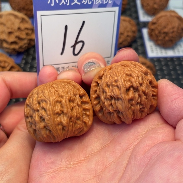 桃核把件35白狮子16。。。