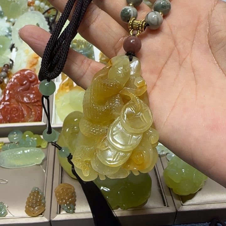 蛇纹石玉吊坠未镶嵌