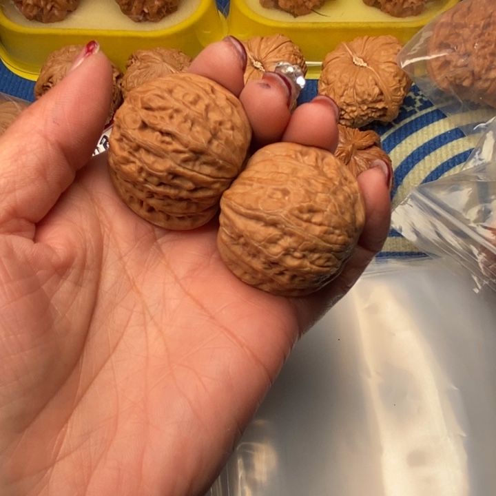 哈***k吊坠桃核绣球核桃