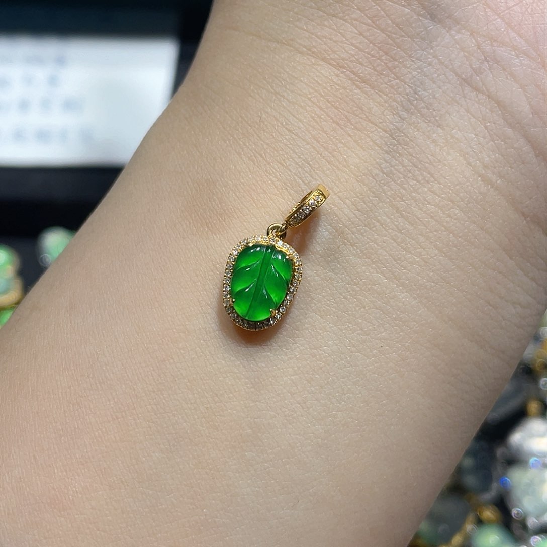 翡翠颈饰18K金镶嵌吊坠