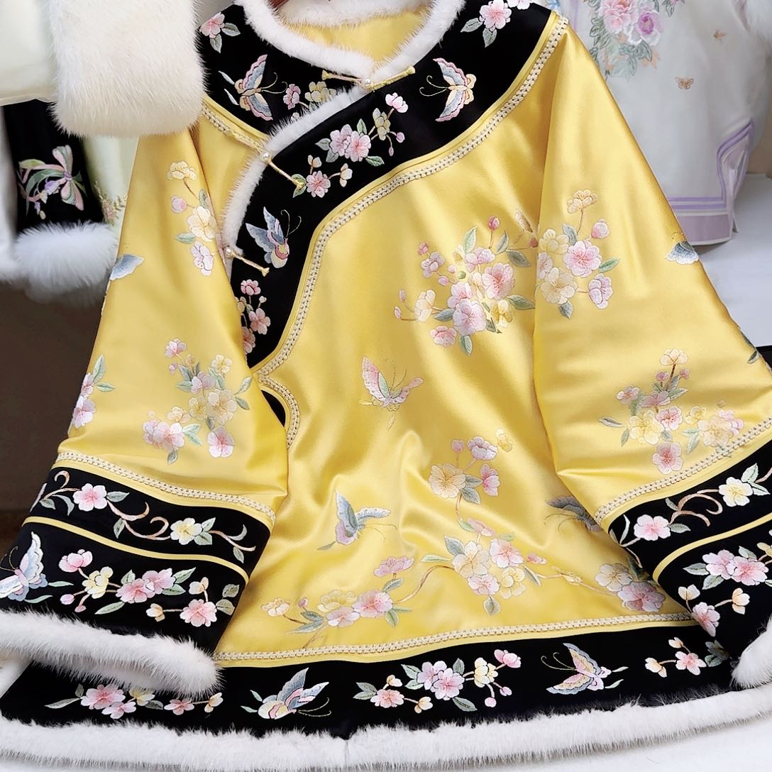 织绣真丝金色斜襟棉服