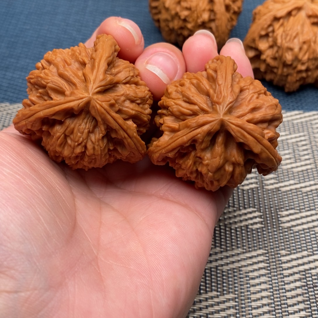 卖***哥文玩核桃吊坠三棱