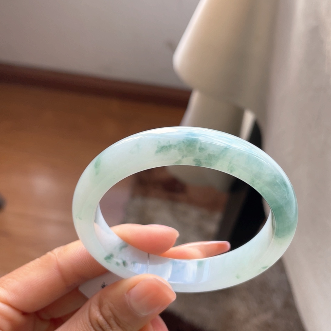 翡翠手镯未镶嵌飘花