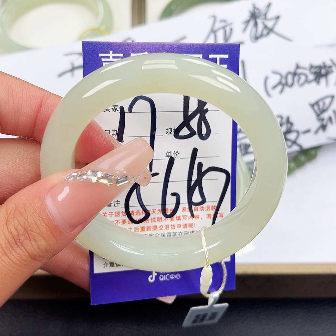 和田玉手镯未镶嵌