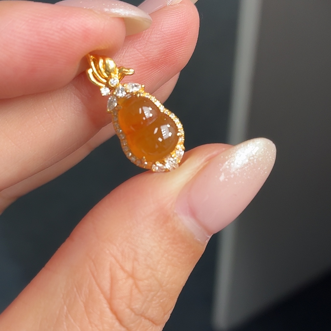 翡翠18K金镶嵌颈饰