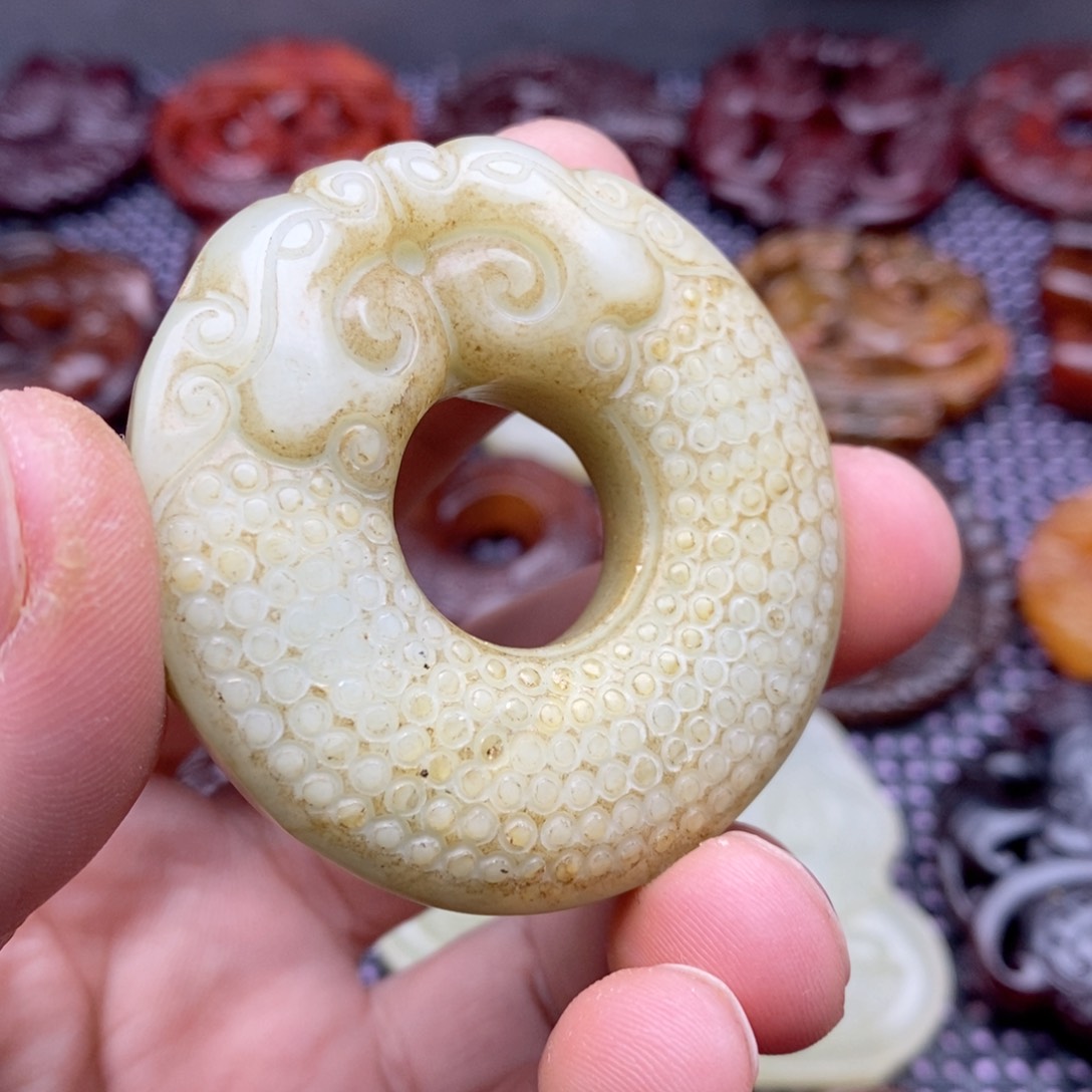 蛇纹石玉颈饰未镶嵌