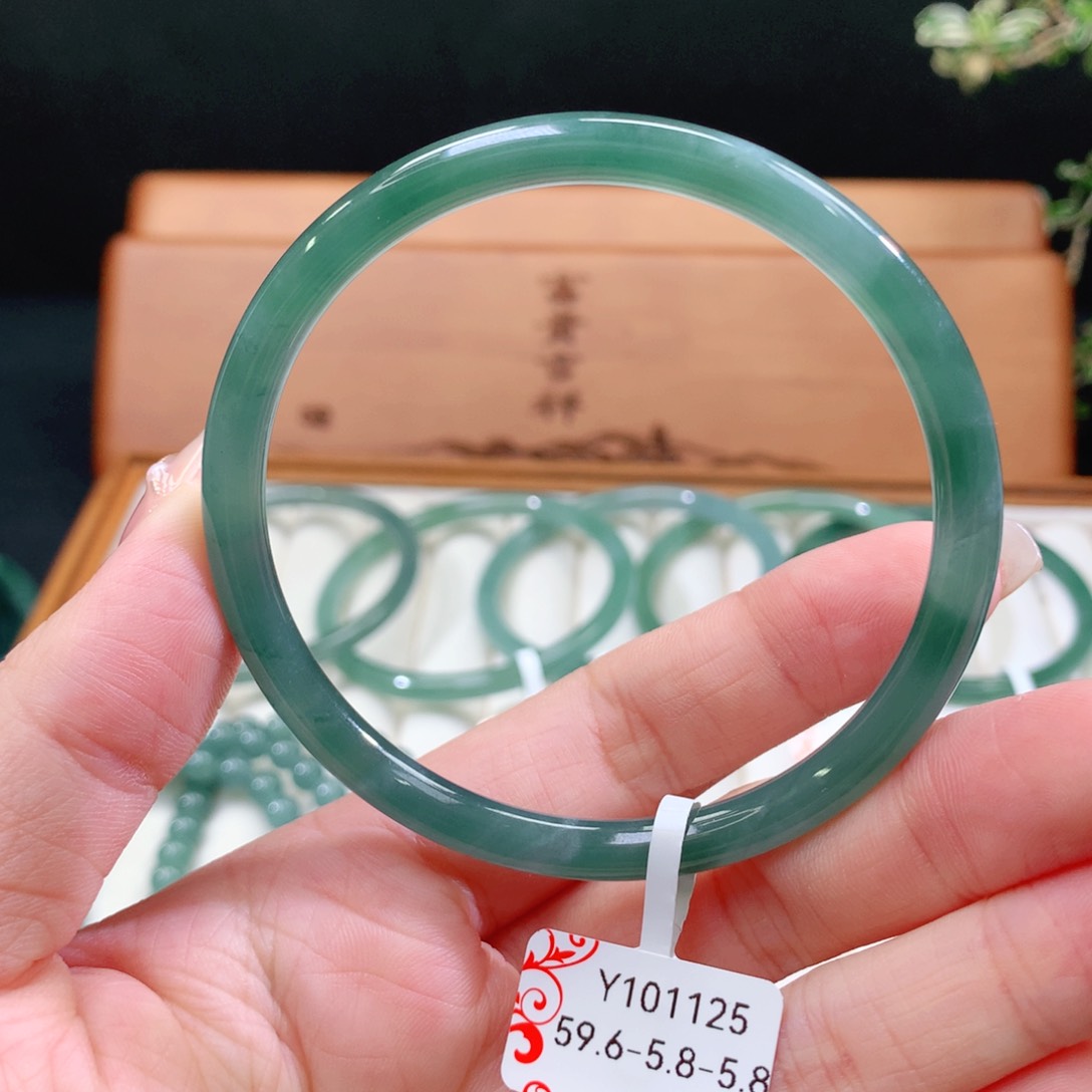 翡翠手镯（圆镯）未镶嵌