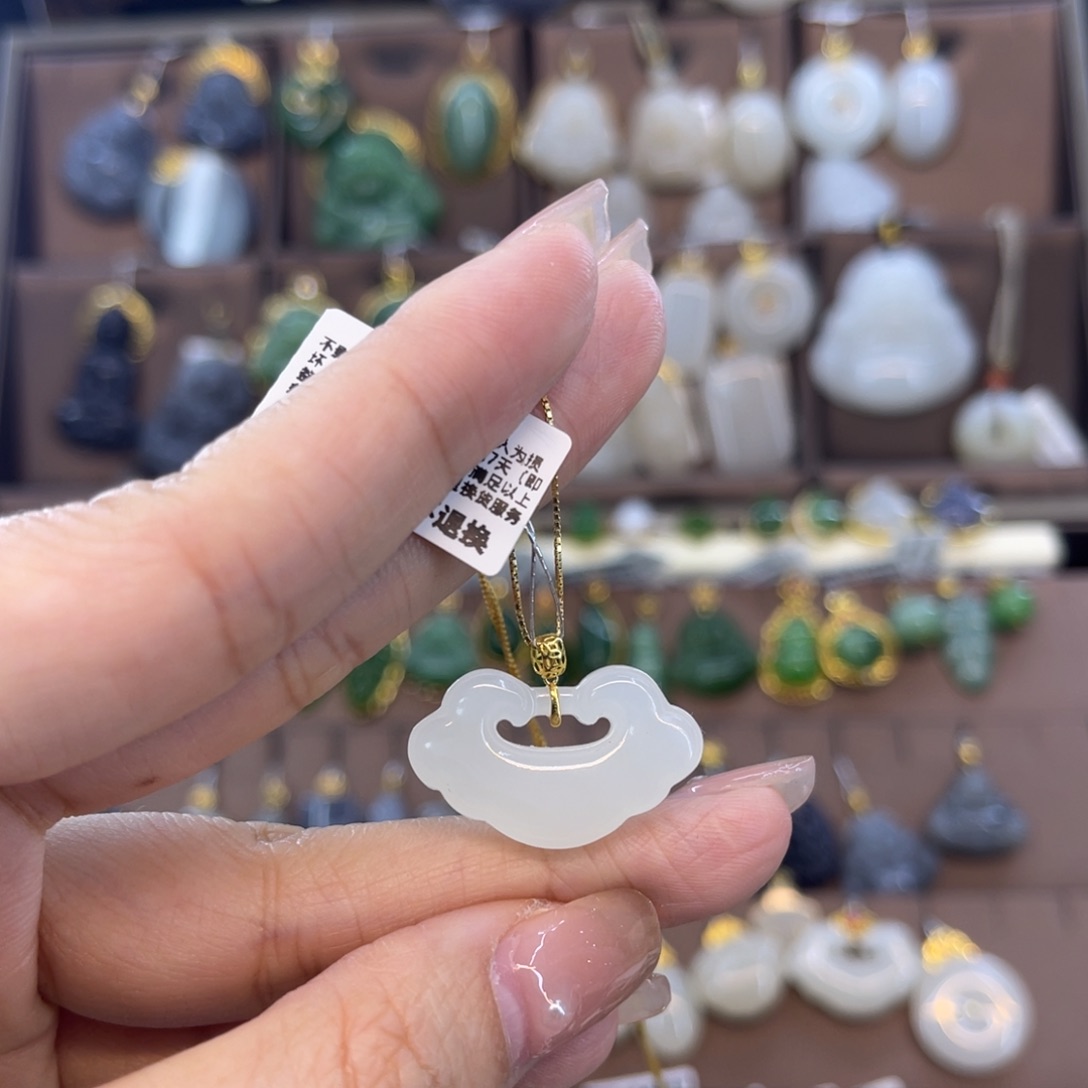 和田玉吊坠18K金镶嵌