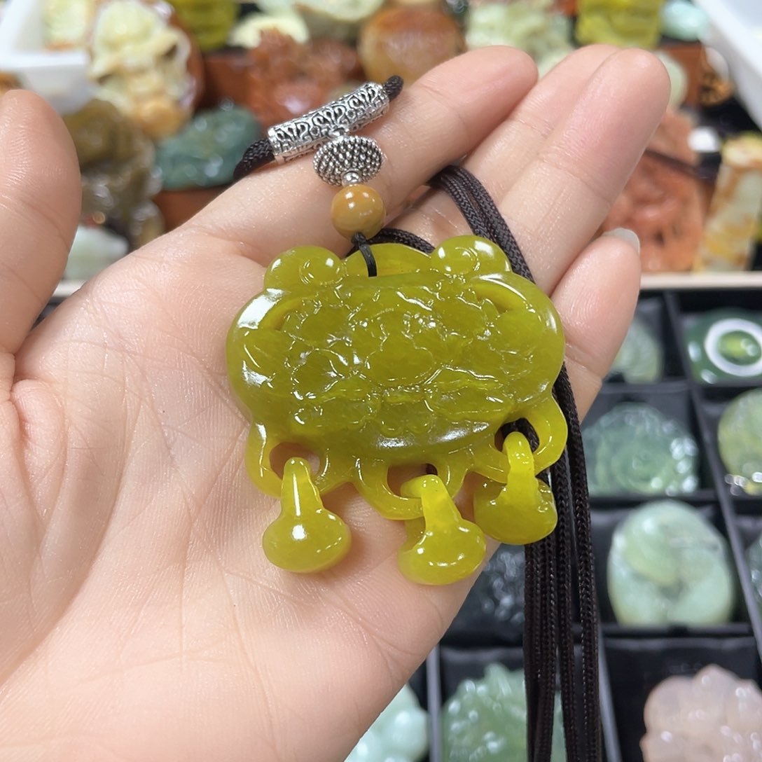 蛇纹石玉颈饰合金