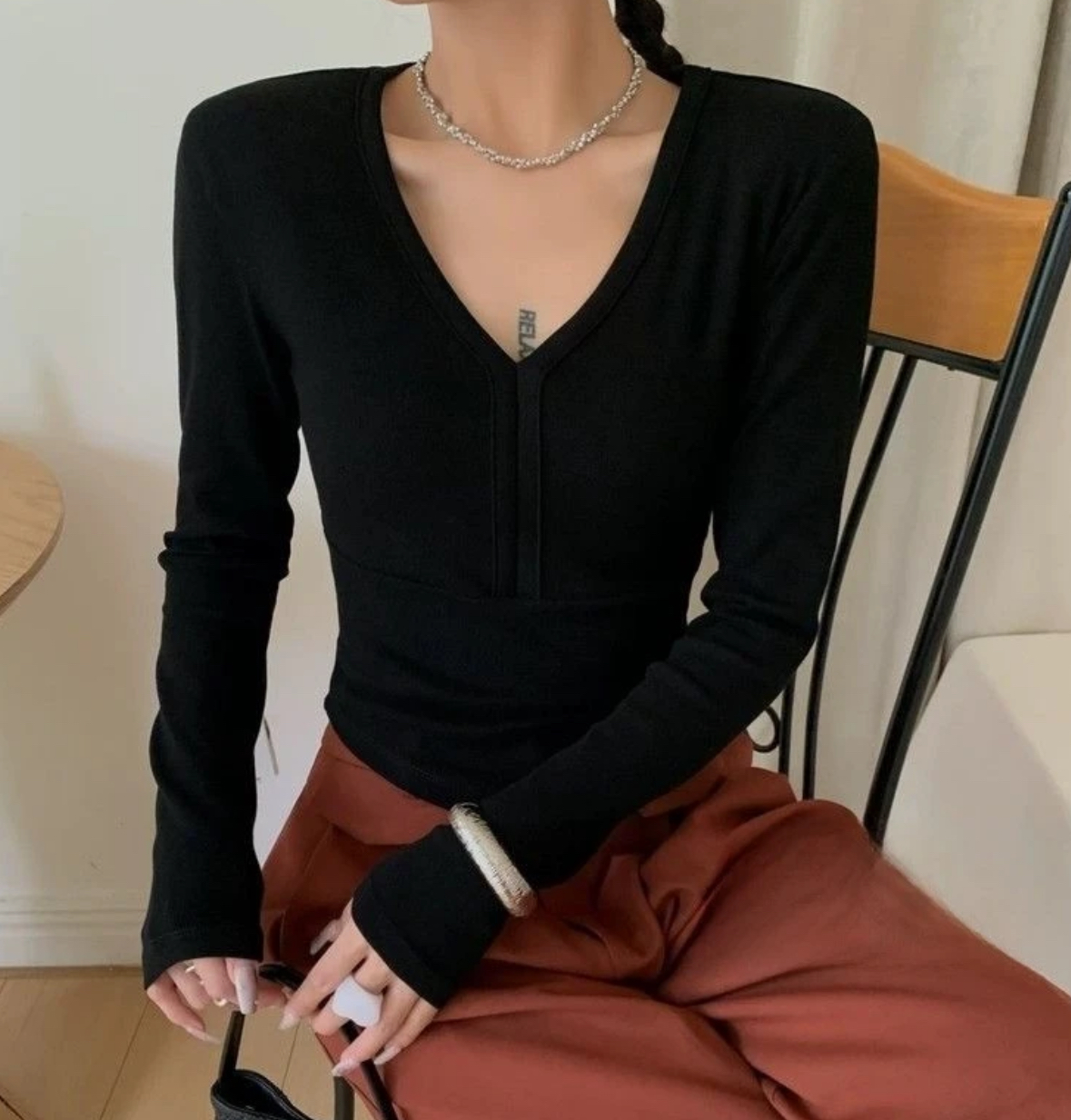 V领正肩拼接时尚潮流百搭设计感打底女内搭修身气质长袖t恤上衣女