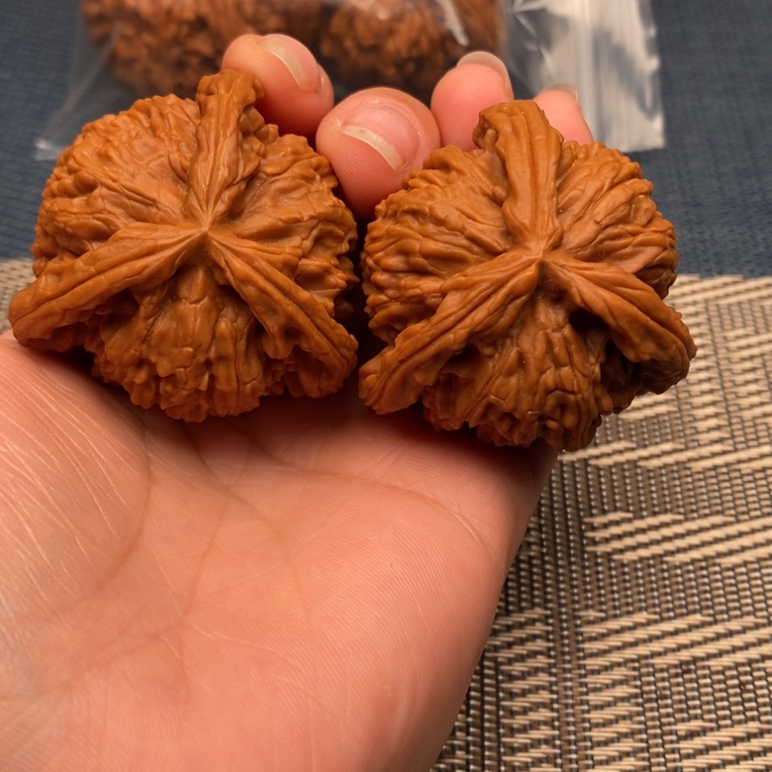 ****夸文玩核桃吊坠三棱