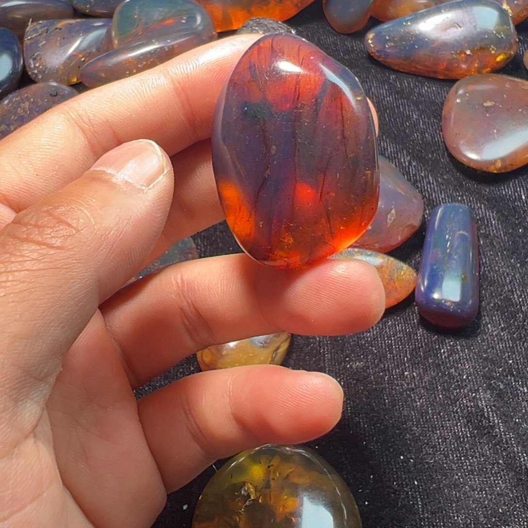 琥珀裸石未镶嵌炫彩吊坠