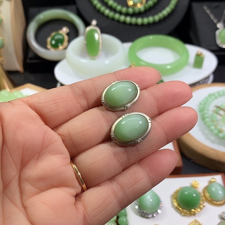 银S925镶嵌和田玉耳饰中****?