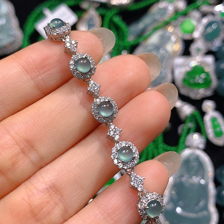 翡翠颈饰未镶嵌翡翠