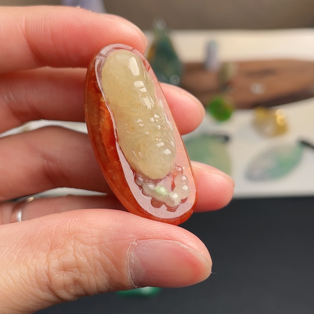 翡翠未镶嵌颈饰红衣罗汉