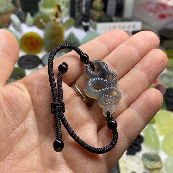 蛇纹石玉颈饰合金