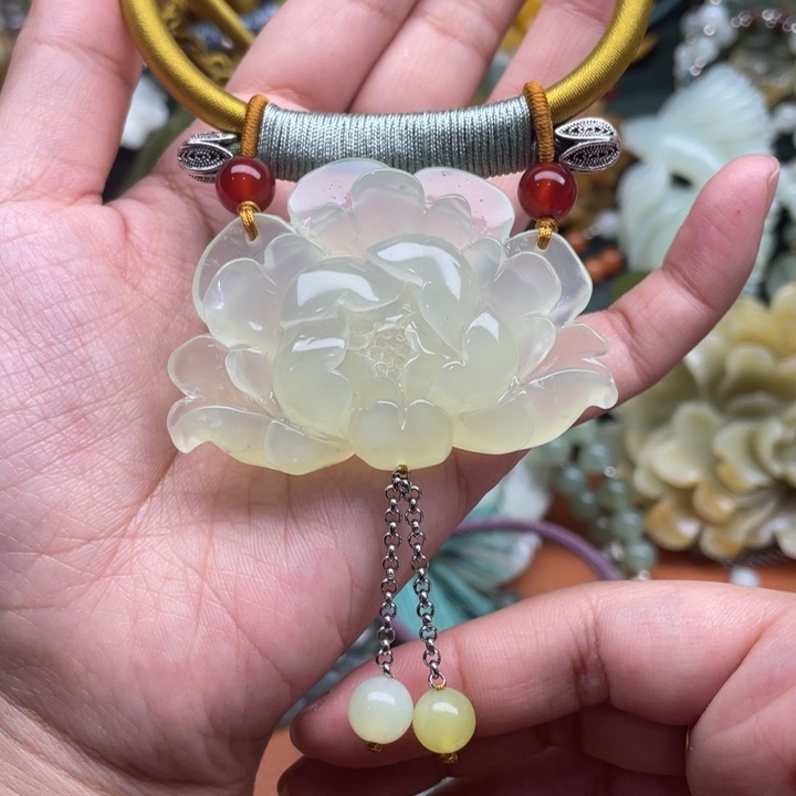 蛇纹石玉吊坠合金